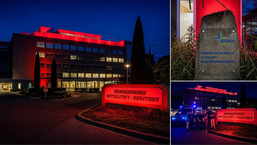 Krankenhausgebäude und Leuchtschilder mit der Aufschrift 'Krankenhaus Netzstift-Neustadt' bei Nacht in roter Beleuchtung