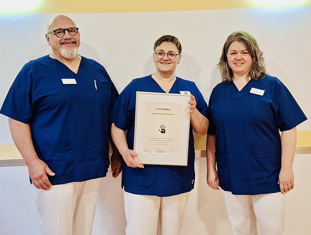 DAs Hygieneteam mit der Urkunde