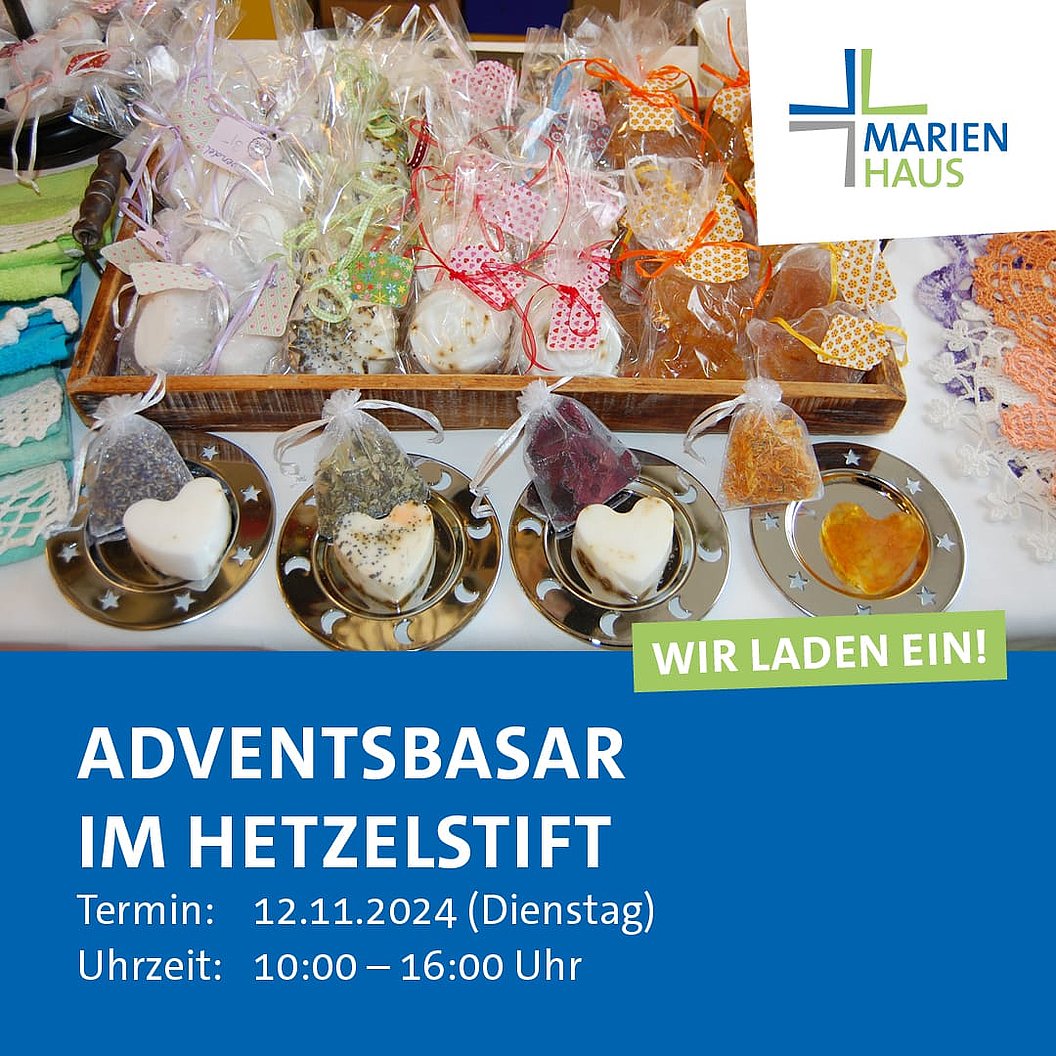 Verschiedene verpackte Adventsbasar-Artikel auf Tellern, darunter Herzförmige Seifen oder Kerzen, mit Text zu Adventsbasar im Hetzelstift am 12.11.2024 von 10 bis 16 Uhr, Logo Marien Haus